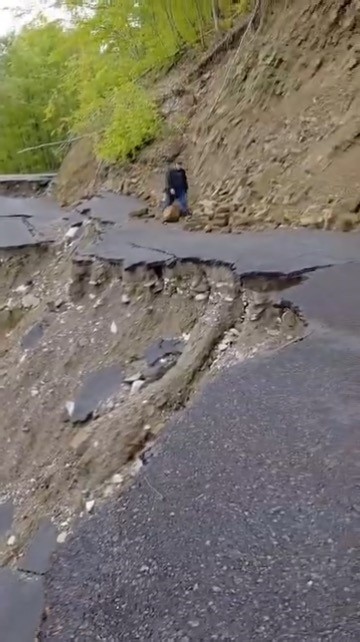 Sinop’ta heyelan: Grup yolu ulaşıma kapandı