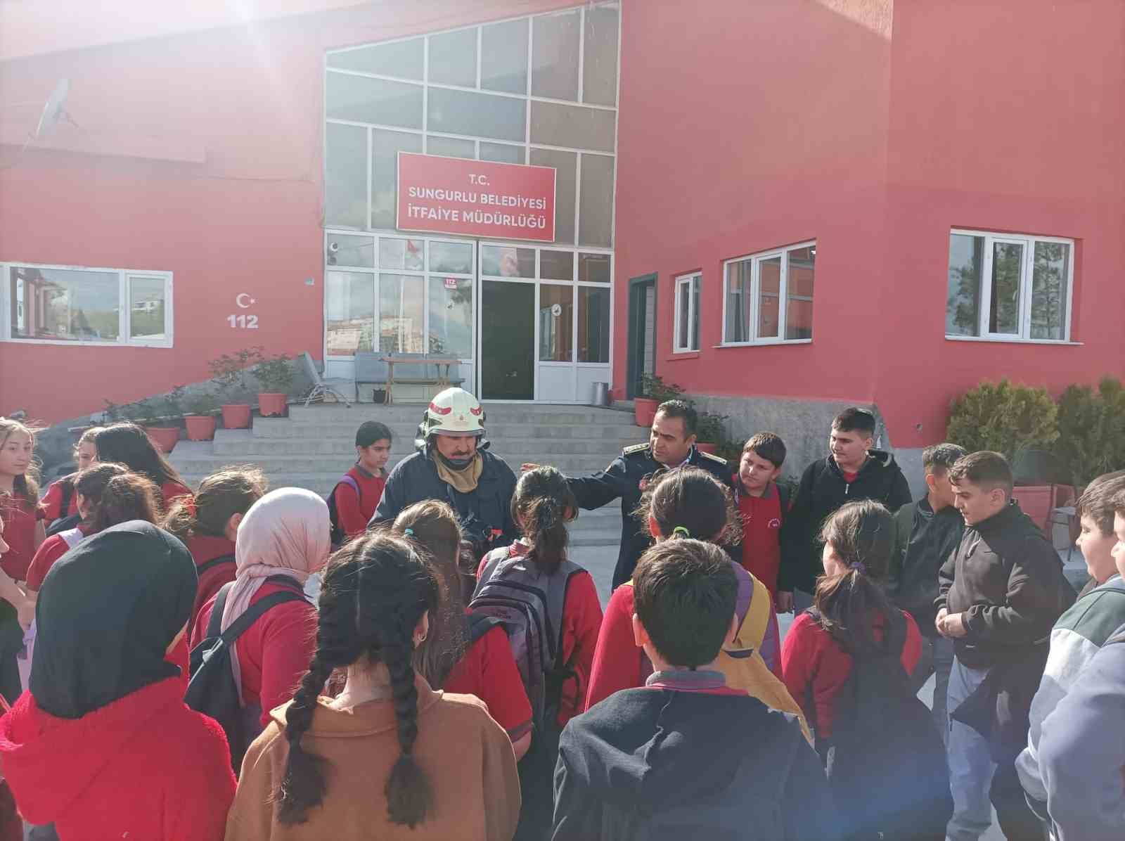 İtfaiye ekiplerinden &ouml;ğrencilere eğitim
