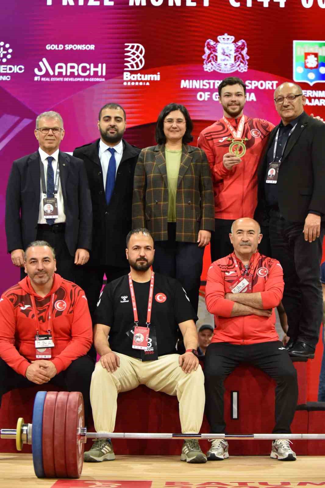 Hakan Ş&uuml;kr&uuml; Kurnaz, koparmada bronz kazandı
