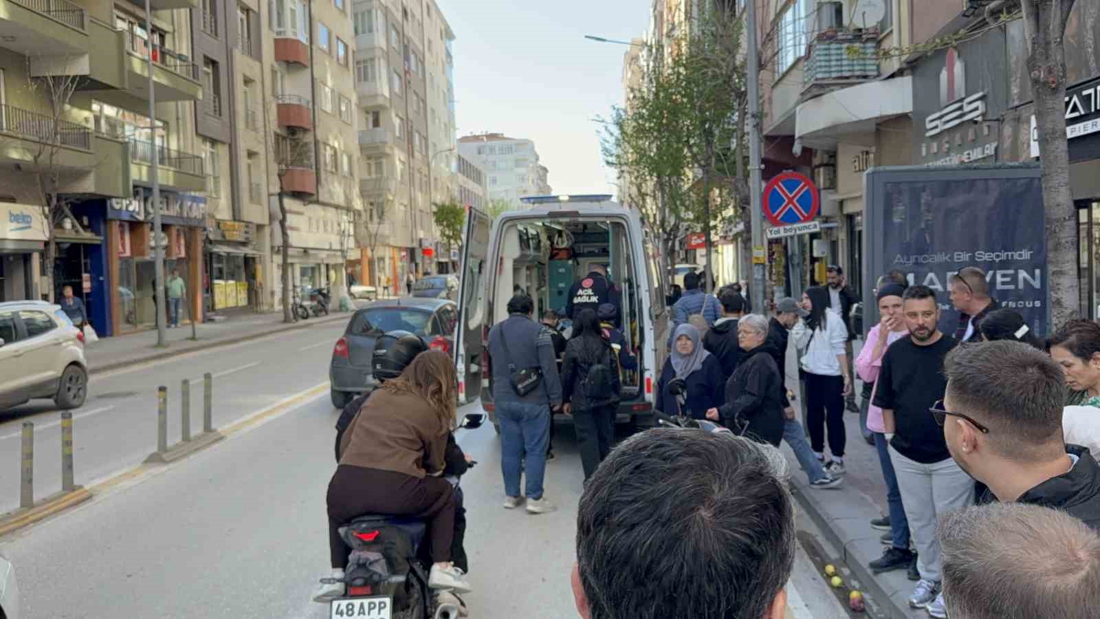 Scooterin &ccedil;arptığı yaya yaralandı
