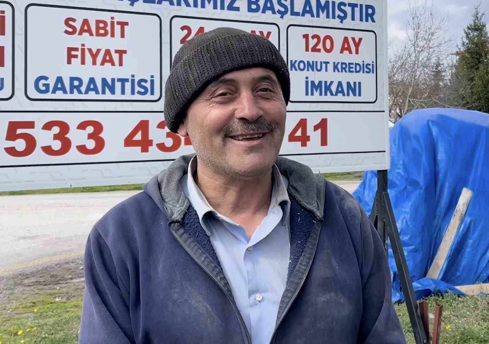 İnşaat iş&ccedil;isinden &ouml;rnek davranış: Camiyi kirletmemek i&ccedil;in nalburdan aldığı malzemenin &uuml;zerinde namazını kıldı
