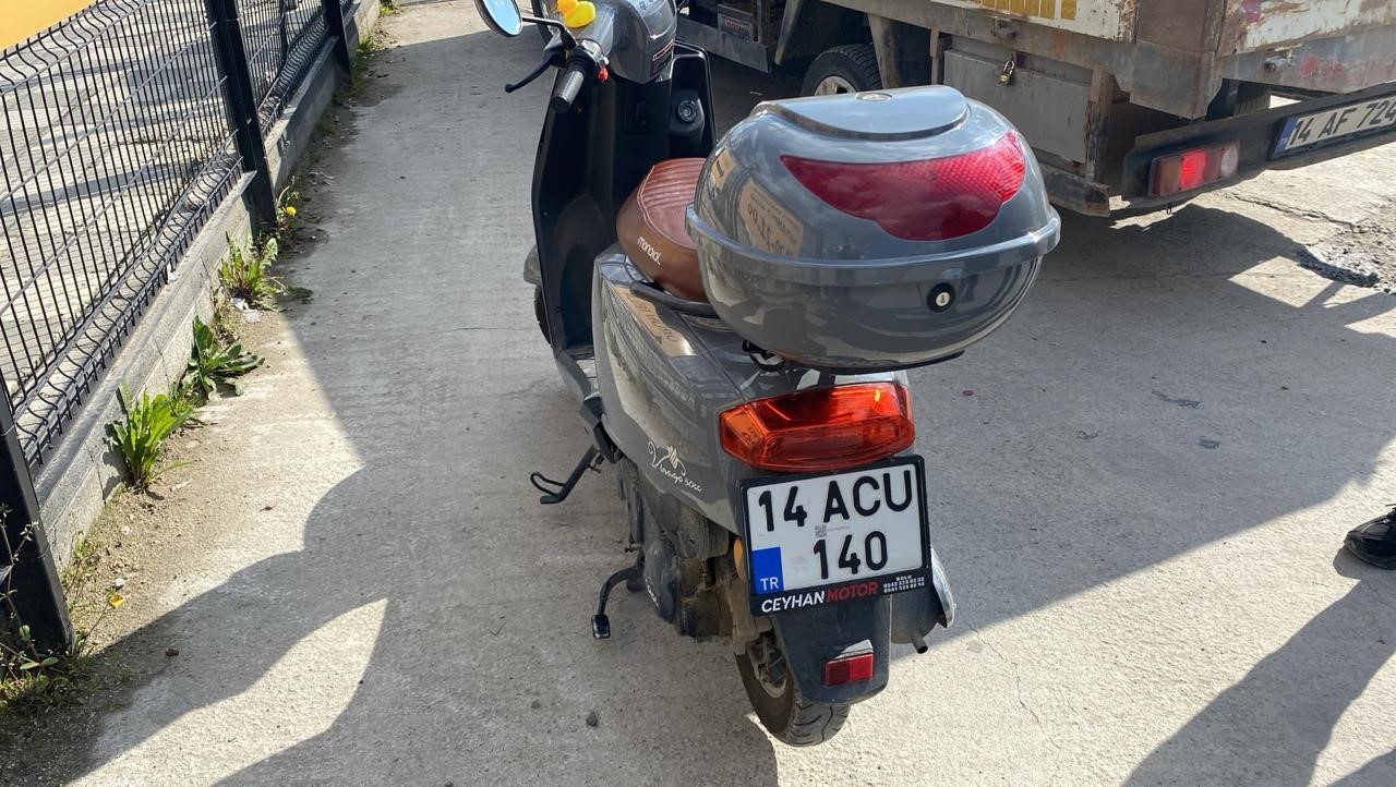 Ters y&ouml;nden gelen hafif ticari ara&ccedil; motosikletle &ccedil;arpıştı: 1 yaralı
