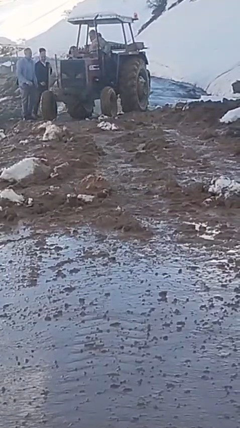 Heyelan nedeniyle kapanan Hask&ouml;y-Mutki yolu a&ccedil;ıldı
