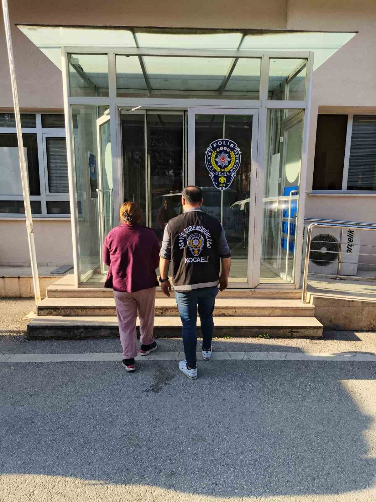 26 yıl hapis cezası bulunan kadın, duvarı delip oluşturduğu gizli b&ouml;lmede yakalandı
