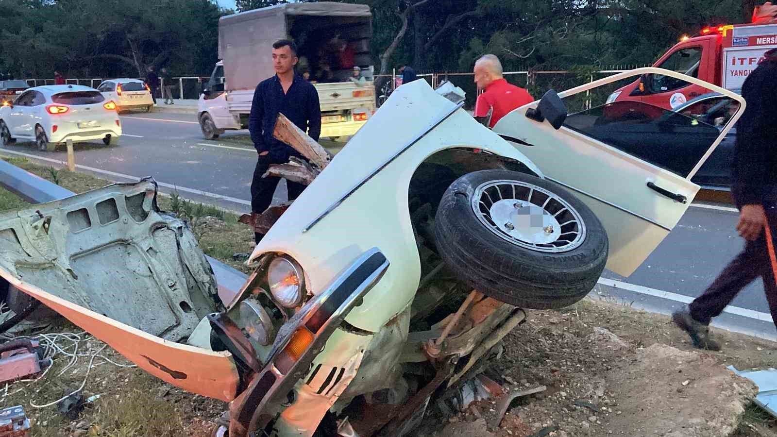 Mersin&rsquo;de feci kaza: Otomobil ikiye b&ouml;l&uuml;nd&uuml;, 4 kişi yaralandı
