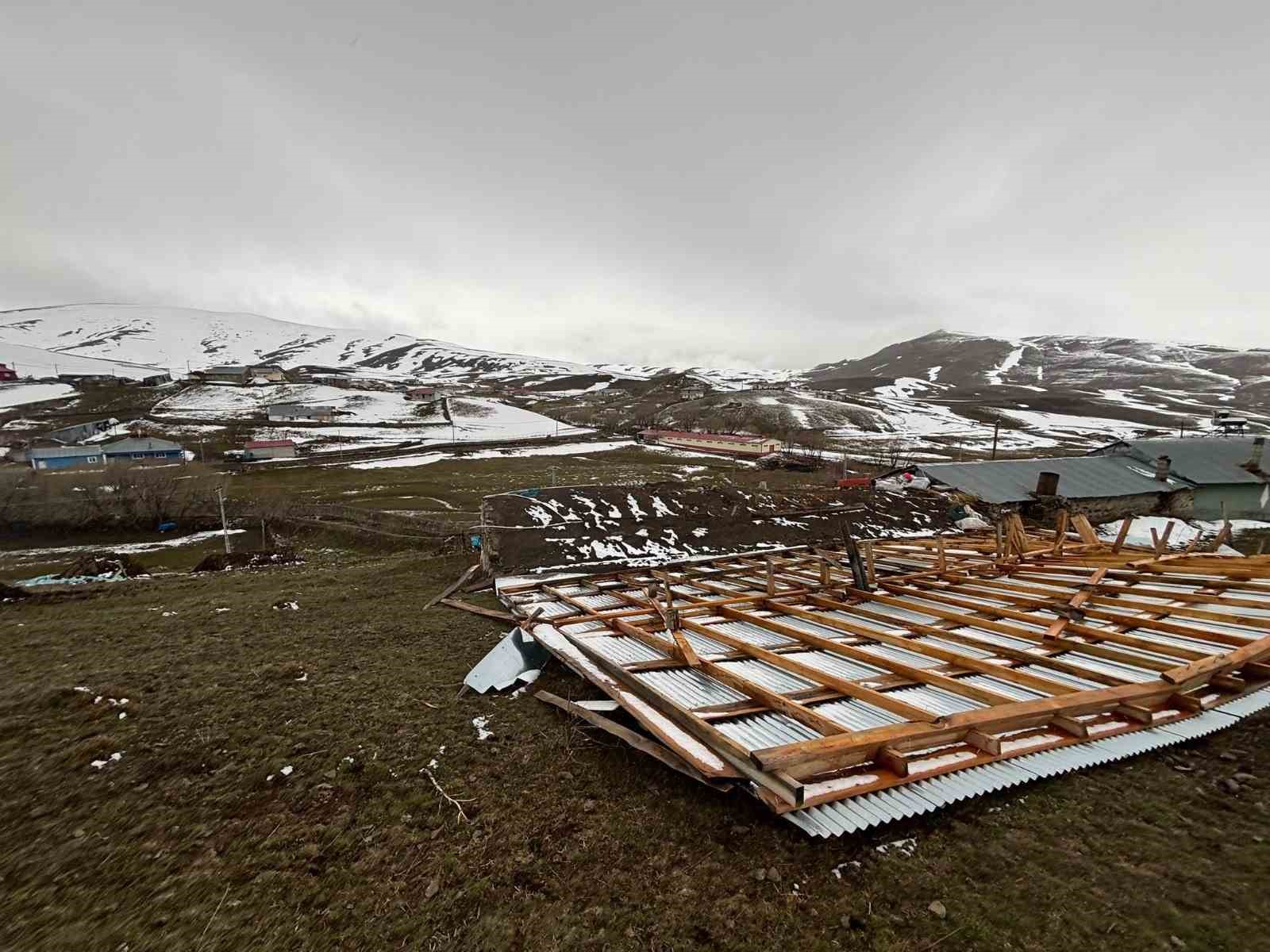 Ardahan&rsquo;da şiddetli r&uuml;zgar &ccedil;atıları u&ccedil;urdu
