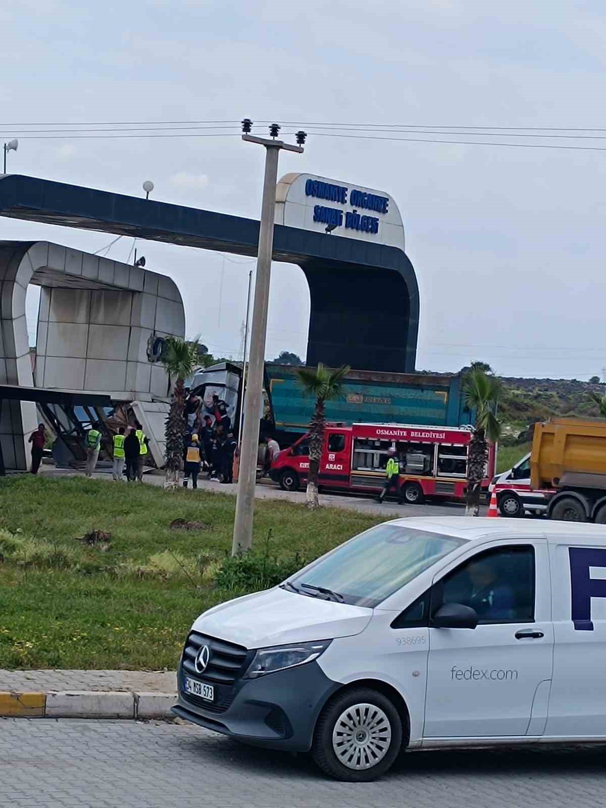 Osmaniye&rsquo;de kontrolden &ccedil;ıkan tır gişeye &ccedil;arptı: 1 yaralı
