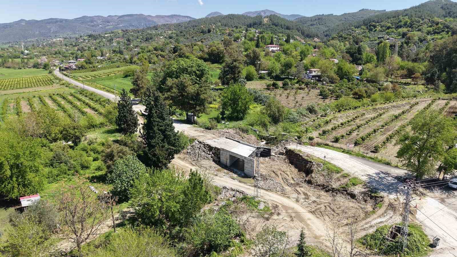 Andırın&rsquo;da 5 mahalleye ulaşım sağlayan k&ouml;pr&uuml; menfezde sona gelindi
