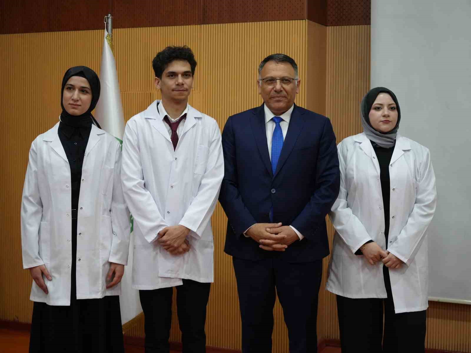 Iğdır &Uuml;niversitesi Diş Hekimliği Fak&uuml;ltesi&rsquo;nde ilk beyaz &ouml;nl&uuml;k heyecanı
