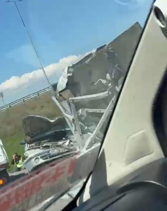 Yol şeridi &ccedil;eken araca otomobil &ccedil;arptı
