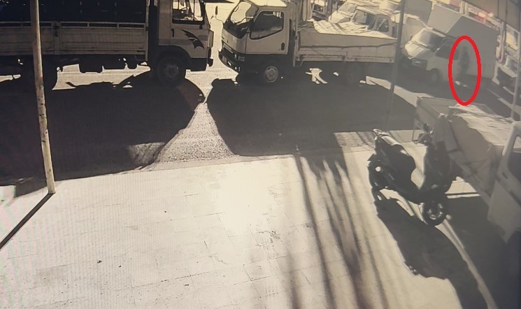 Antalya’da üzerinde anahtarı unutulan biber yüklü kamyonet terk edilmiş halde bulundu