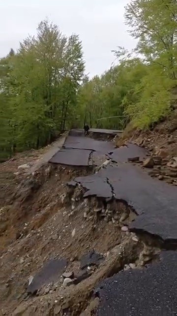 Sinop&rsquo;ta heyelan: Grup yolu ulaşıma kapandı
