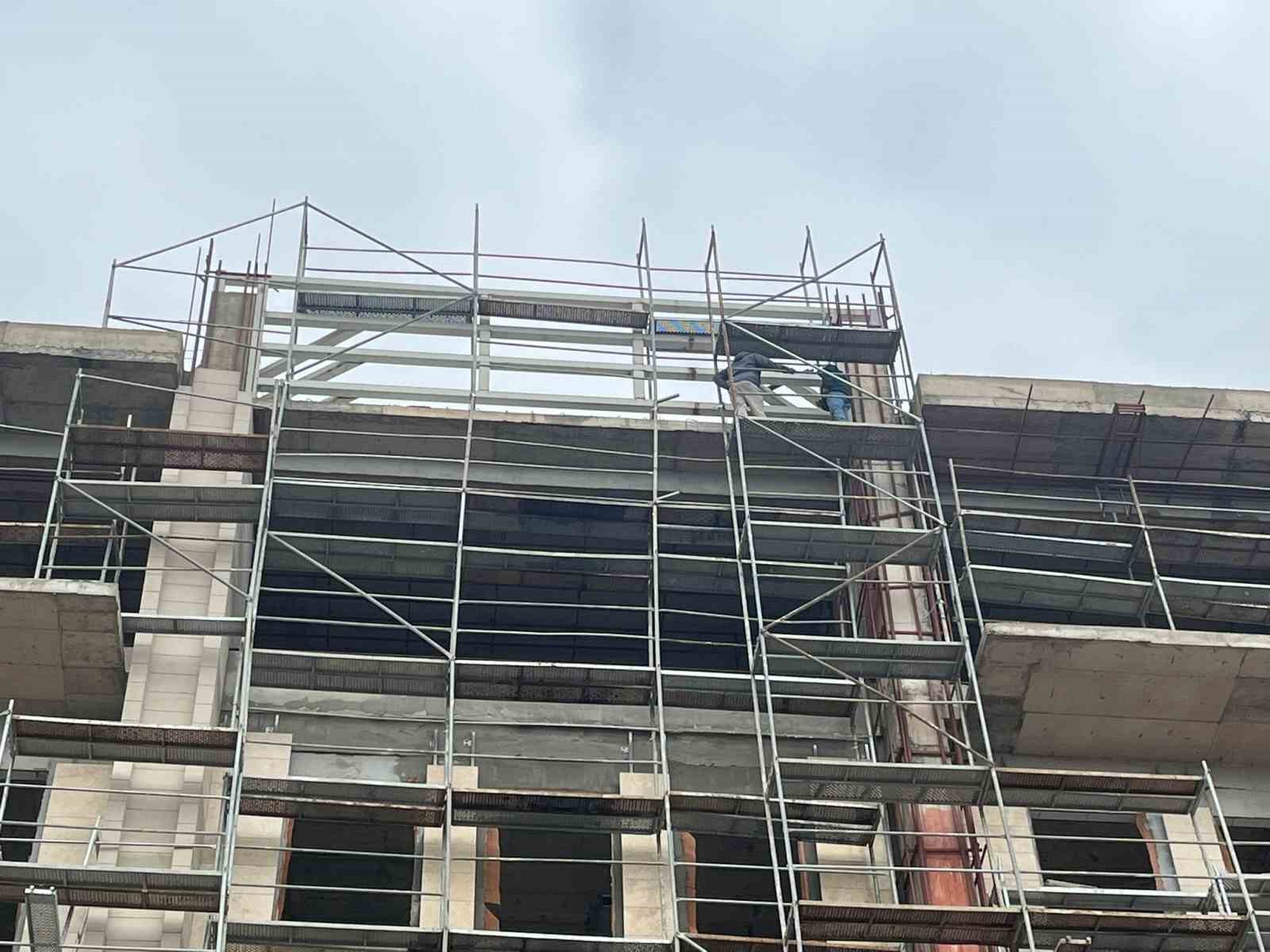 Kırşehir&rsquo;de 3 iş&ccedil;i maaşlarını alamadıkları iddiasıyla inşaata &ccedil;ıktı
