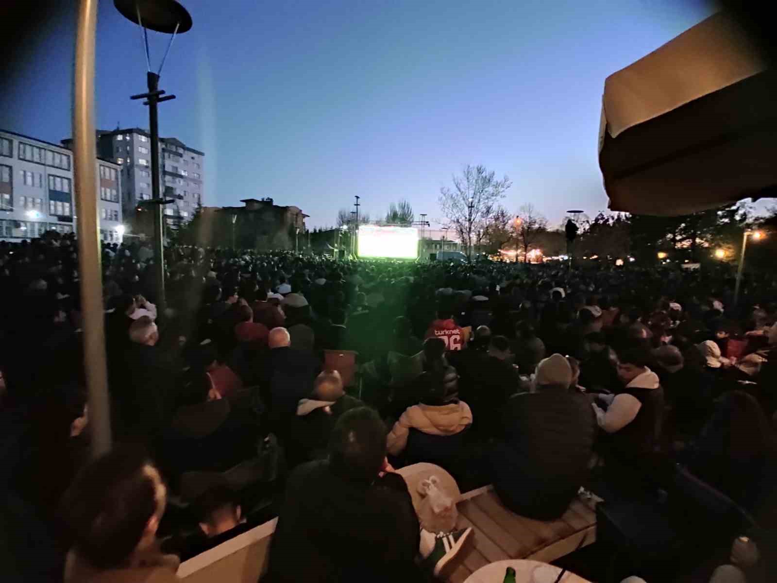 Y&uuml;z&uuml; boyalı minik Eskişehirspor taraftarı babasının kucağında ma&ccedil;ı izledi
