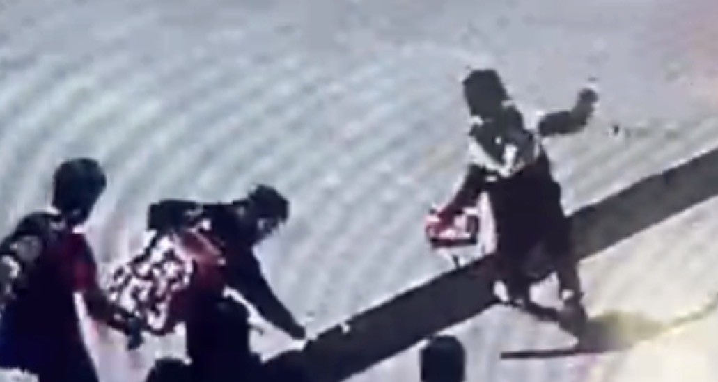 &Ouml;ğrencilerin duygulandıran bayrak hassasiyeti: D&uuml;şen bayrağı yerden alıp &ouml;pt&uuml;
