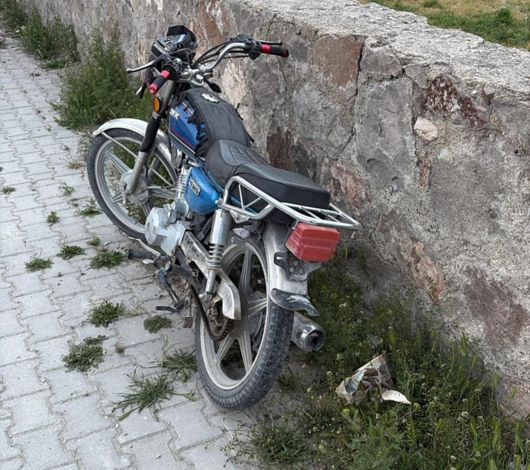 Karapınar&rsquo;da motosiklet yayaya &ccedil;arptı: 2 yaralı
