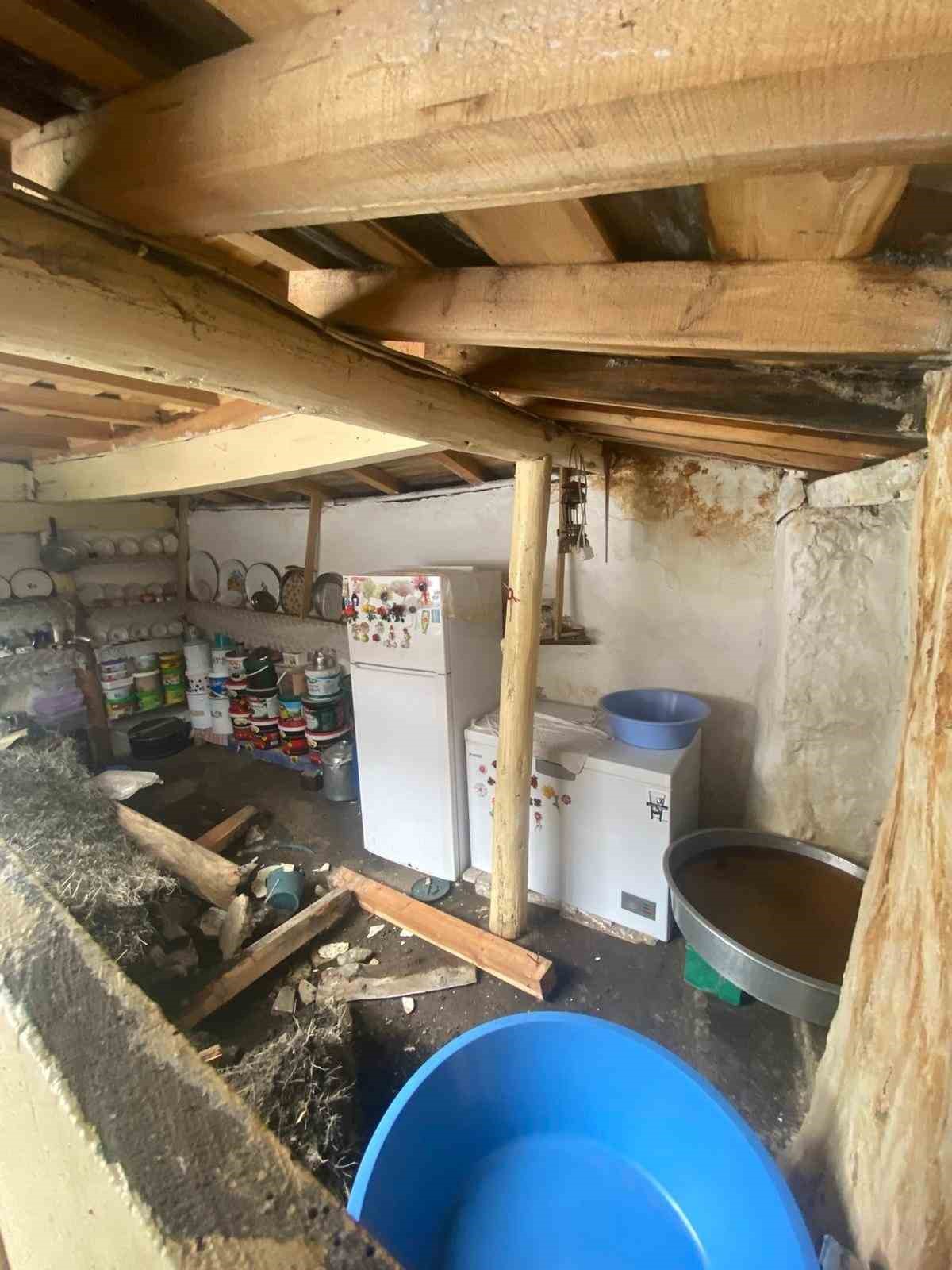 Aşırı yağış nedeniyle toprak damlı evde g&ouml;&ccedil;&uuml;k
