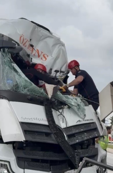 Osmaniye&rsquo;de tır OSB giriş kapısına &ccedil;arptı, s&uuml;r&uuml;c&uuml; kabinde sıkıştı
