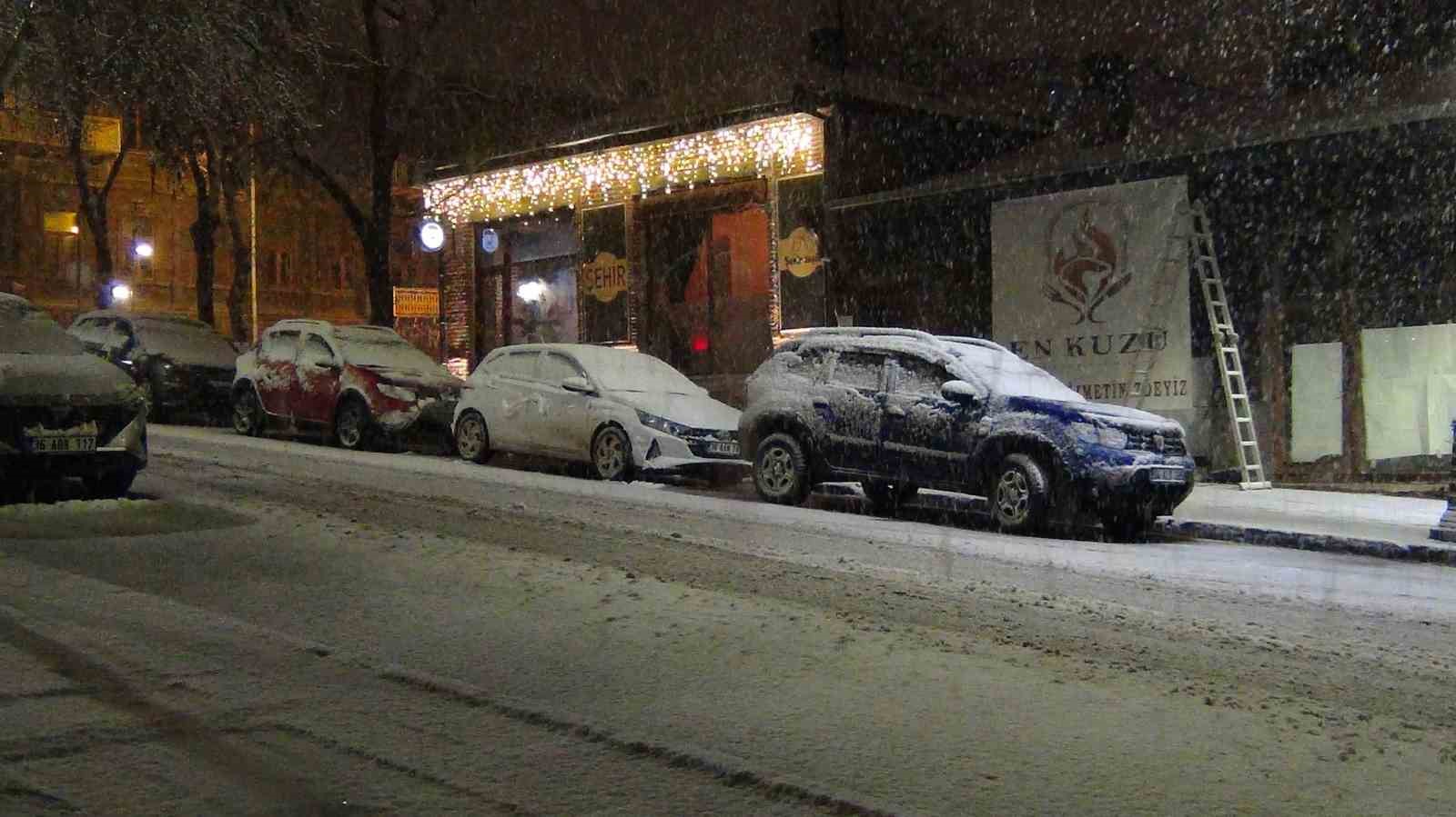 Kars&rsquo;ta bahar yerini kışa bıraktı: Kar yağışı kenti beyaza b&uuml;r&uuml;d&uuml;
