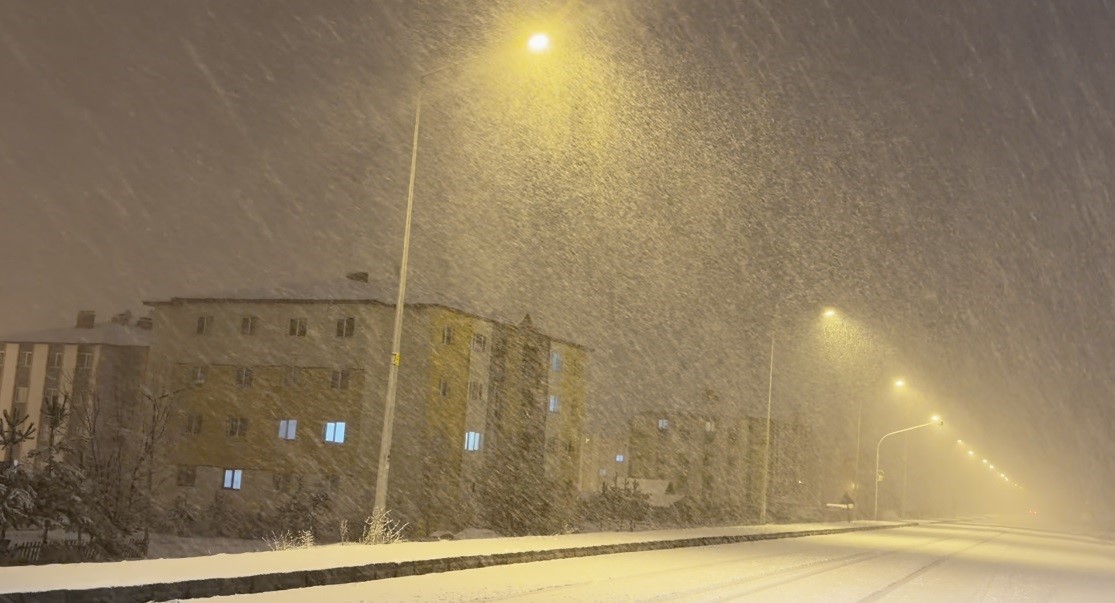 Sarıkamış&rsquo;a kış geri d&ouml;nd&uuml;: Kar kalınlığı 15 santimetreyi aştı
