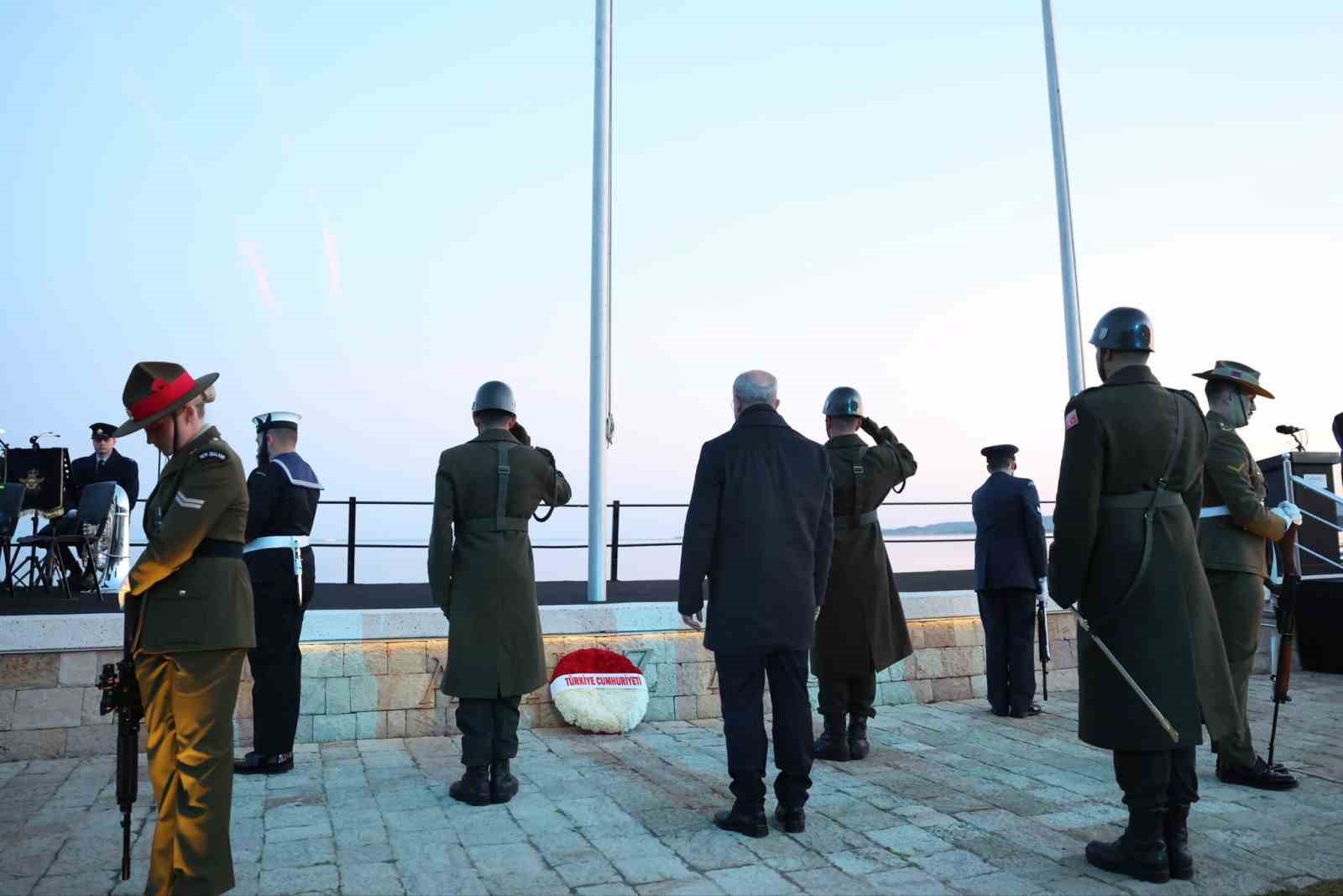 Anzaklar, &lsquo;Şafak Ayini&rsquo; ile atalarını andı
