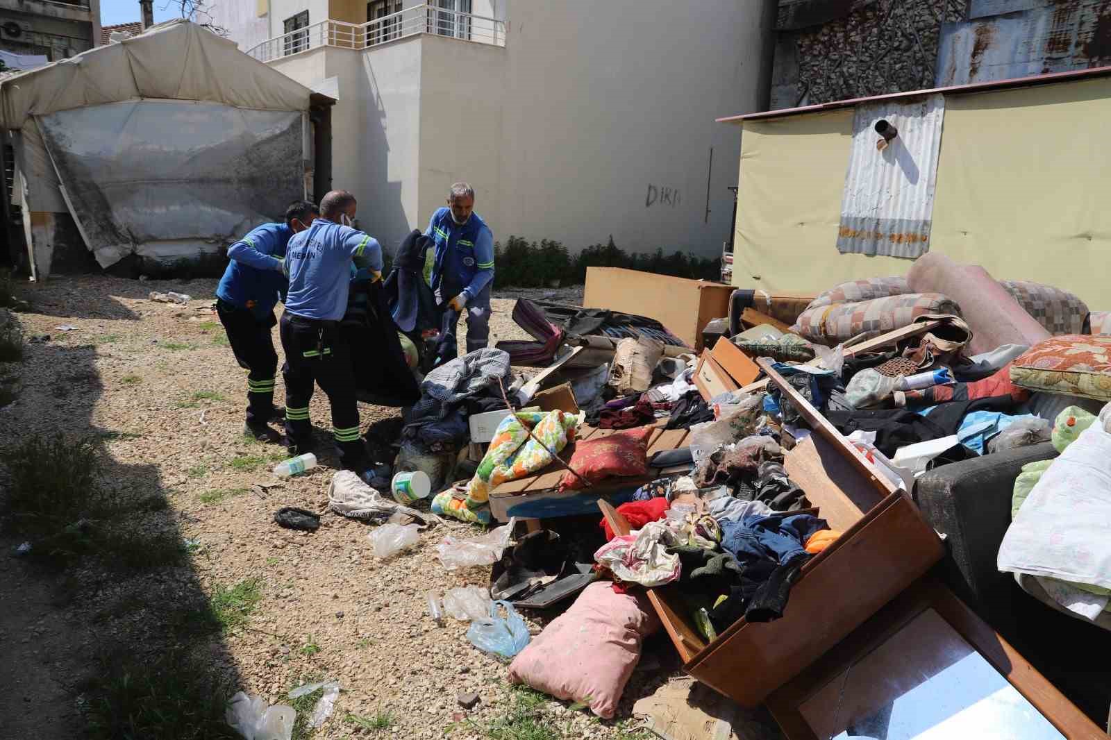 Sahiplerinin yaşamını yitirdiği evden bir kamyon &ccedil;&ouml;p &ccedil;ıktı
