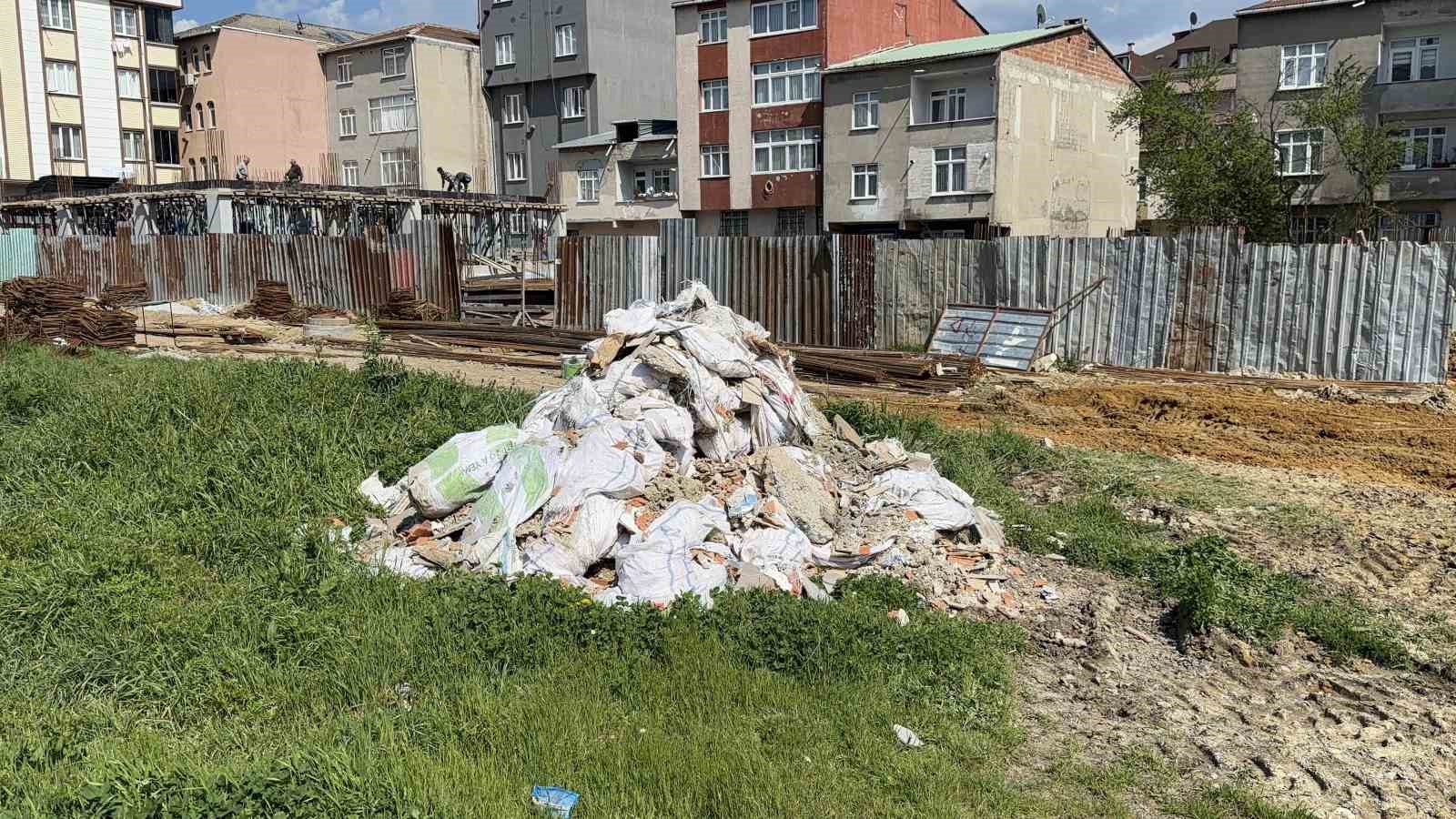 Arnavutk&ouml;y&rsquo;de şantiyeye ka&ccedil;ak moloz d&ouml;k&uuml;m&uuml;
