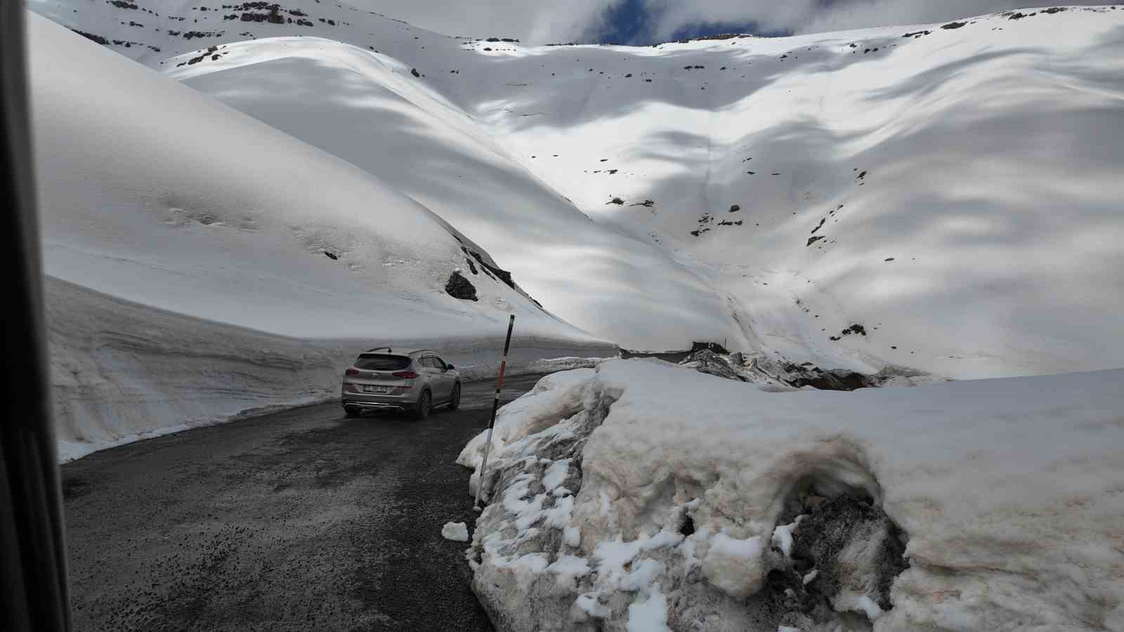 Gelin ve damat adayı kar t&uuml;nelinde fotoğraf &ccedil;ekimi yaptı
