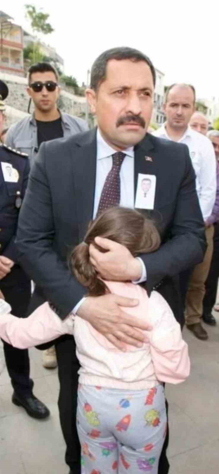 İngilizce olimpiyatında d&uuml;nya &uuml;&ccedil;&uuml;nc&uuml;s&uuml; olan şehit kızı, s&ouml;yledikleriyle valiye duygusal anlar yaşattı
