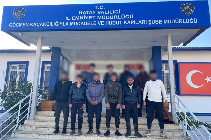 G&ouml;&ccedil;menler balık istifi gibi taşınırken yakalandılar
