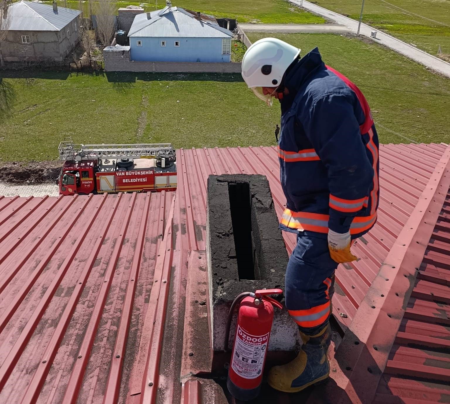 Van&rsquo;ın &Ouml;zalp il&ccedil;esinde ev yangını
