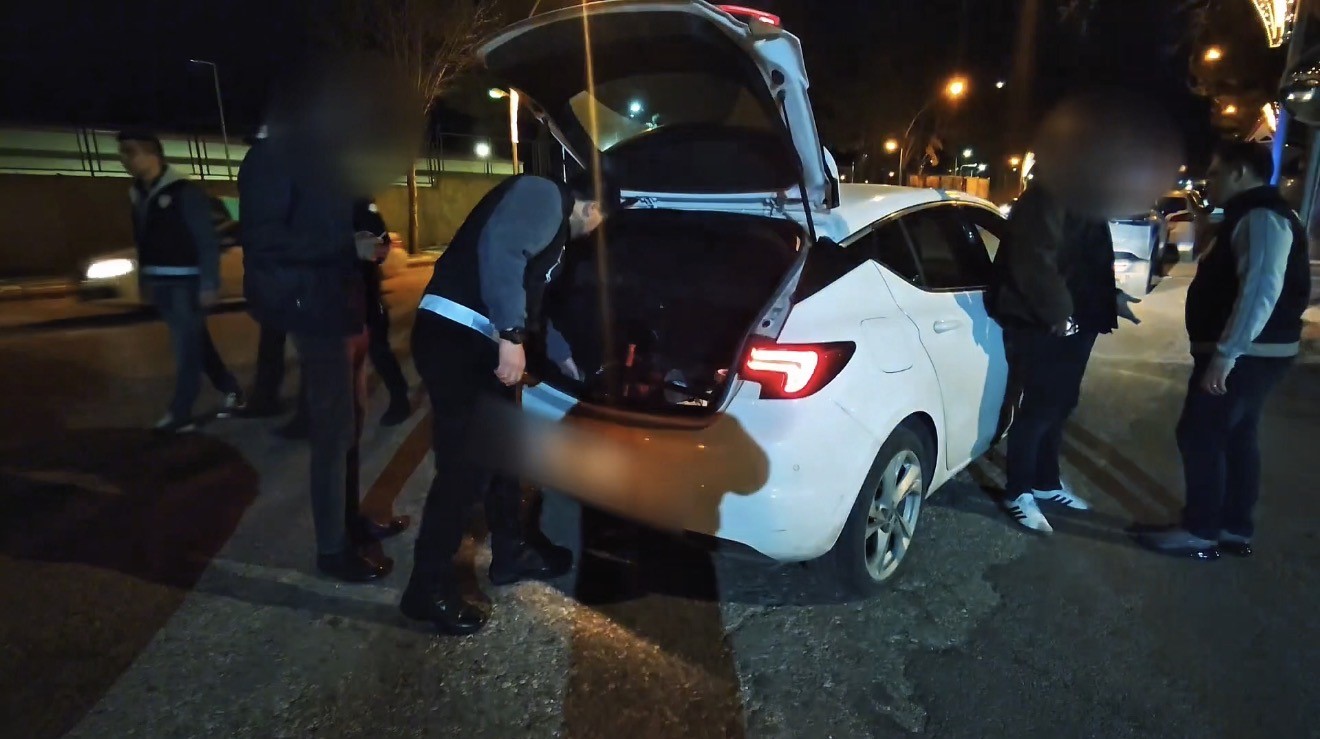 Siverek&rsquo;te "Huzur-63" uygulaması: 2 aranan şahıs yakalandı
