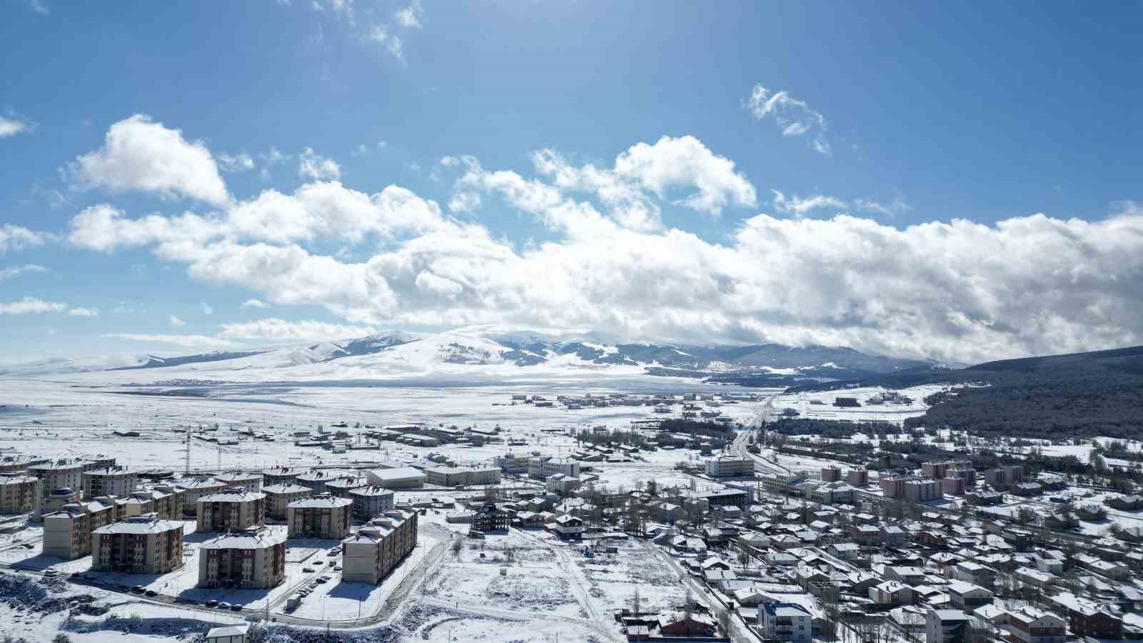 Kars ve Sarıkamış beyaza b&uuml;r&uuml;nd&uuml;: Doğu&rsquo;nun masalsı kış manzarası havadan g&ouml;r&uuml;nt&uuml;lendi
