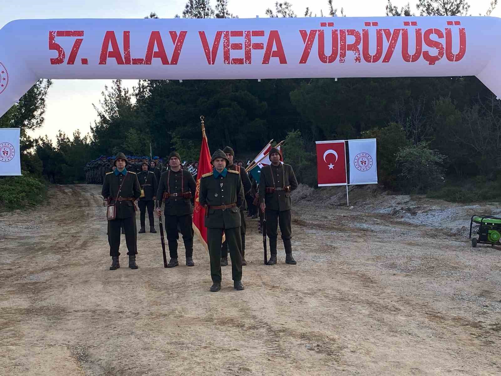 &Ccedil;anakkale&rsquo;de binlerce kişi, 57&rsquo;nci Alay&rsquo;ın izinde y&uuml;r&uuml;d&uuml;
