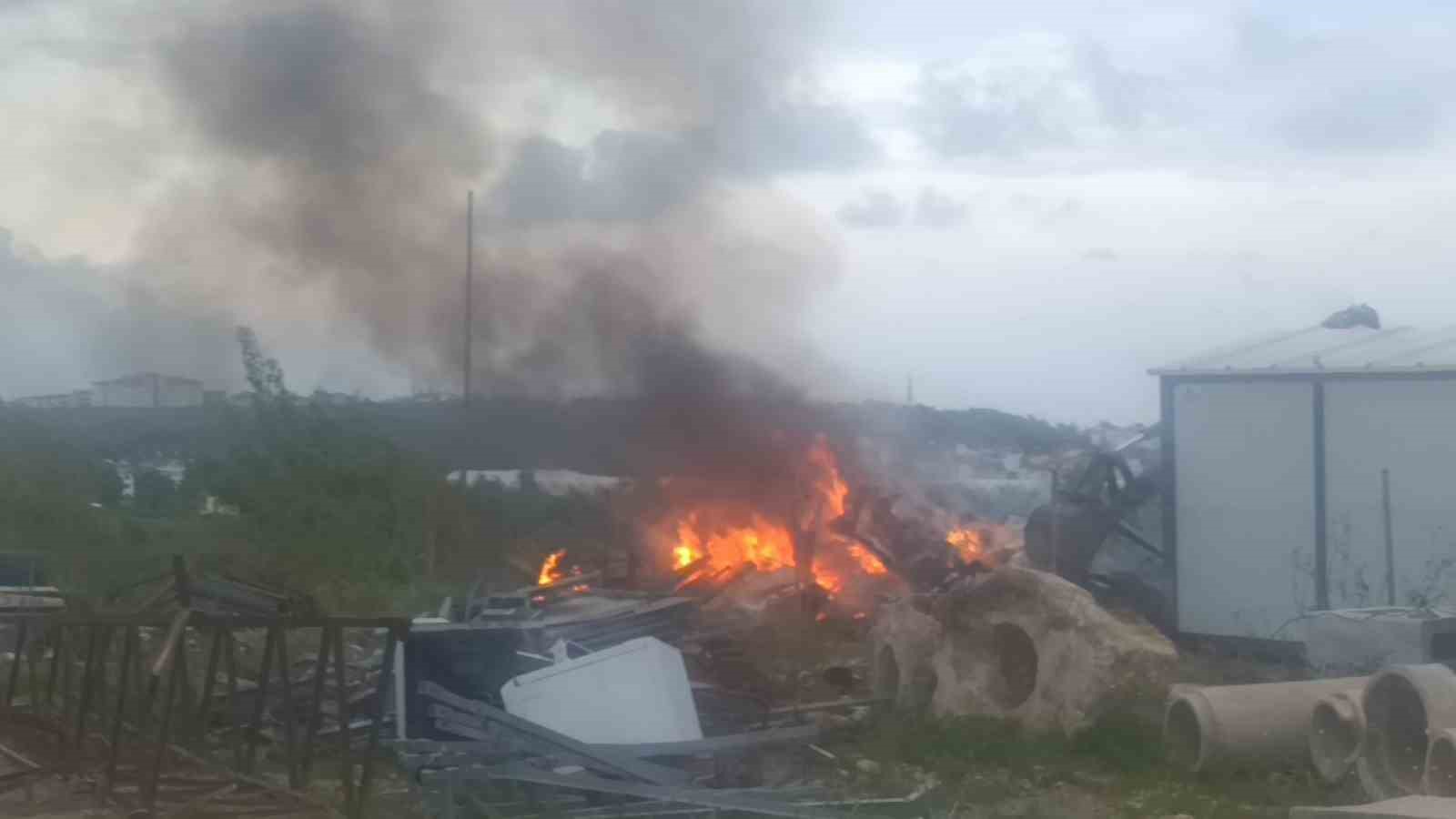 İnşaat şantiyesinde konteyner yangını
