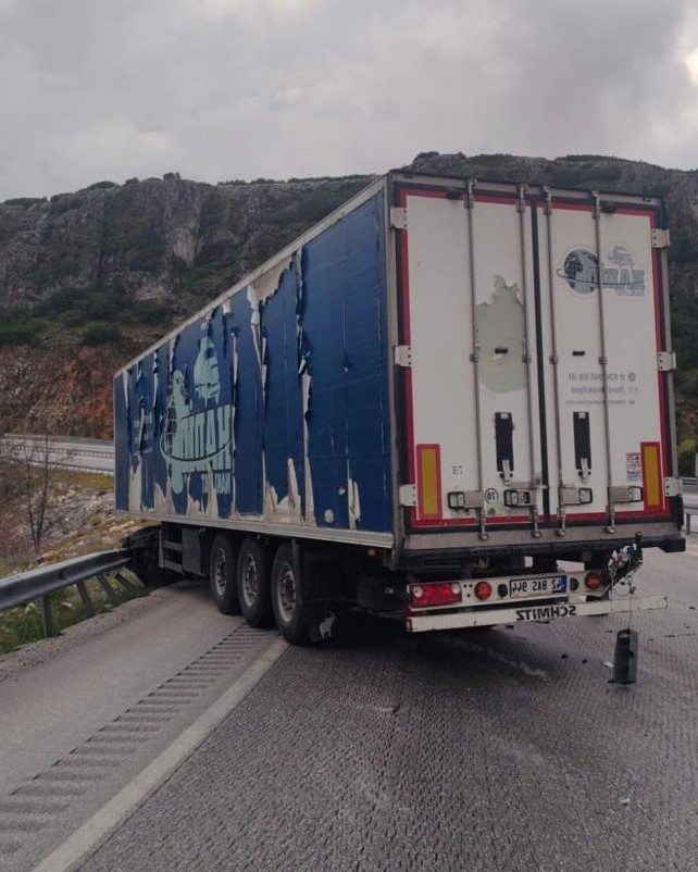 Burdur&rsquo;da kontrolden &ccedil;ıkan tır demir bariyerlere &ccedil;arptı
