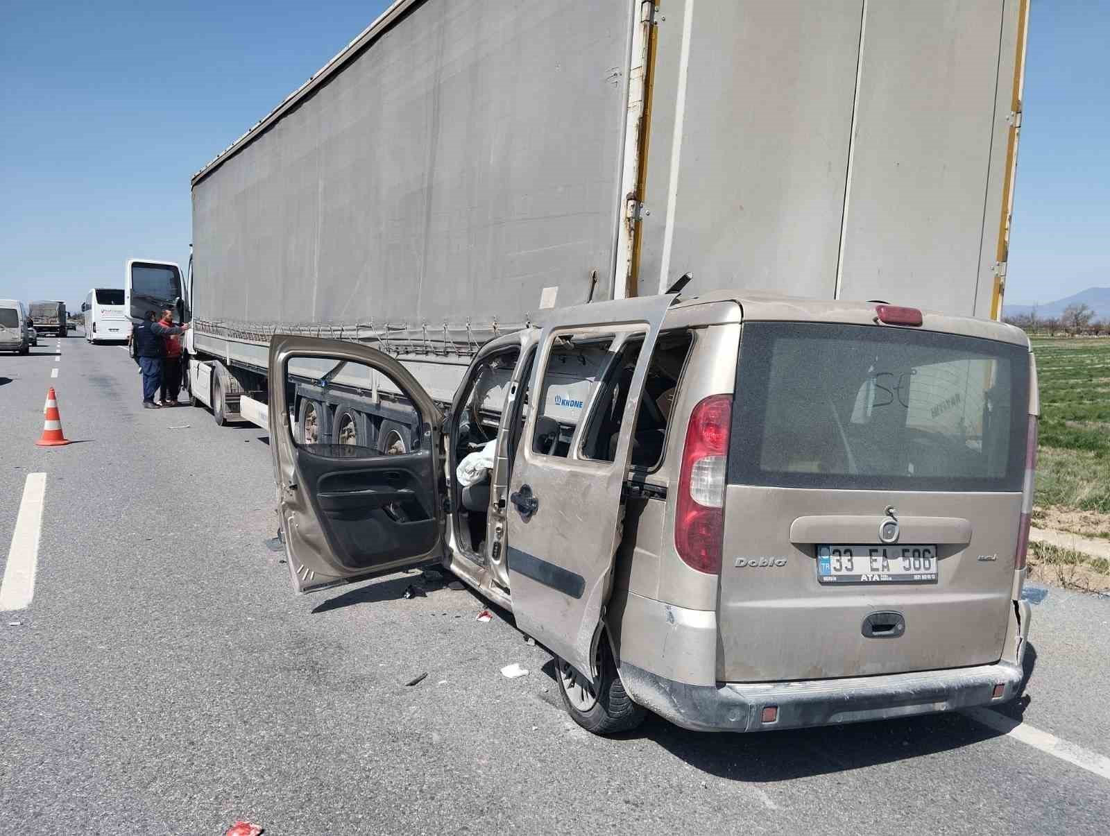 Karaman&rsquo;da hafif ticari ara&ccedil; tırın dorsesine ok gibi saplandı: 1 ağır yaralı
