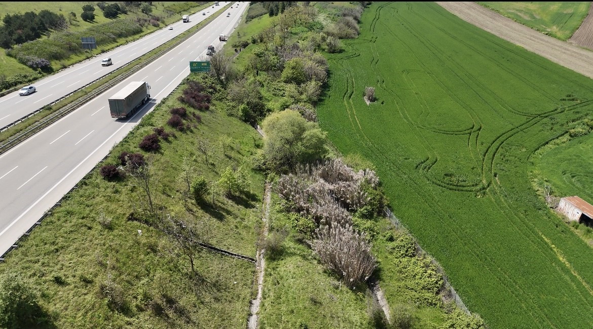 "Otoyola 5 yaşında &ccedil;ocuk bırakıldı" ihbarı ekipleri alarma ge&ccedil;irdi
