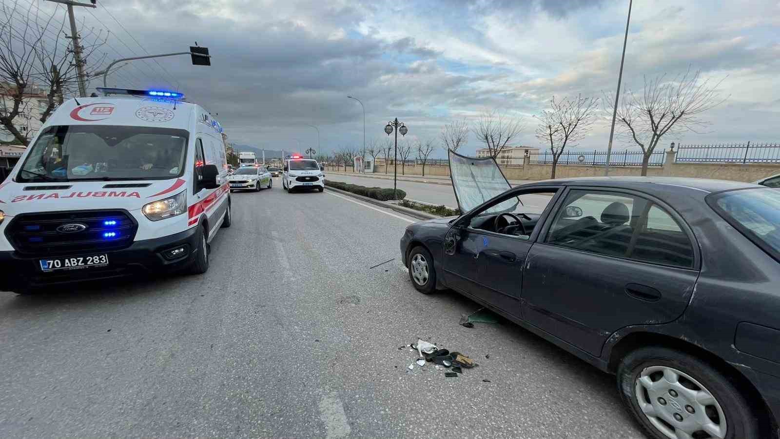 Otomobil park halindeki araca &ccedil;arparak takla attı: 1 yaralı
