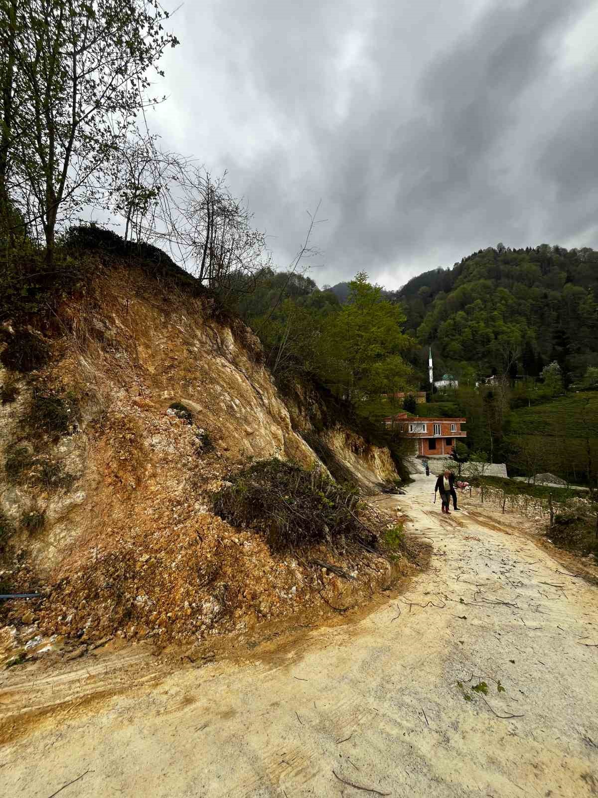 Trabzon&rsquo;da şiddetli yağış heyelanlara neden oldu
