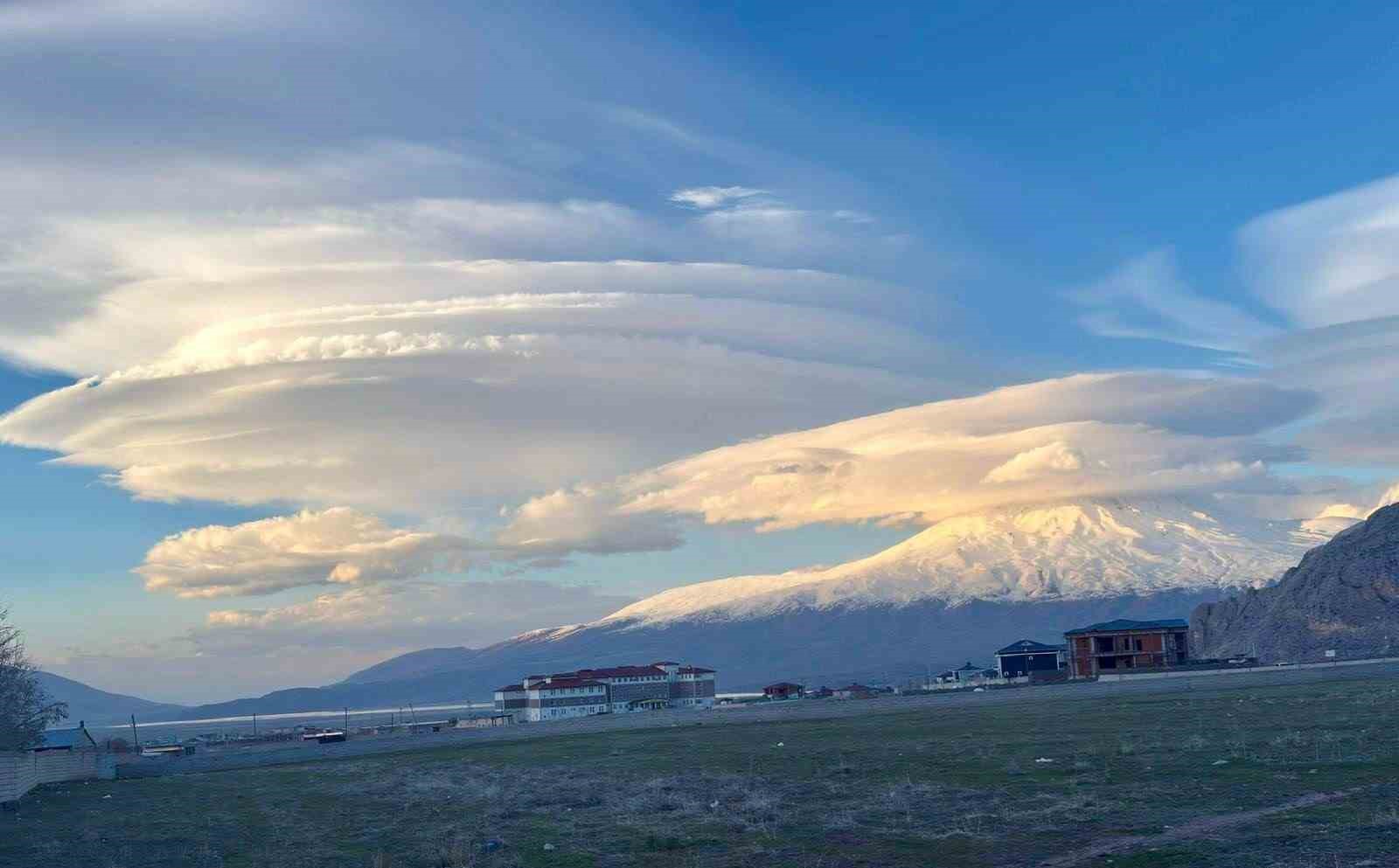 Tarihi İshak Paşa Sarayı, mercek bulutları altında g&ouml;z kamaştırdı
