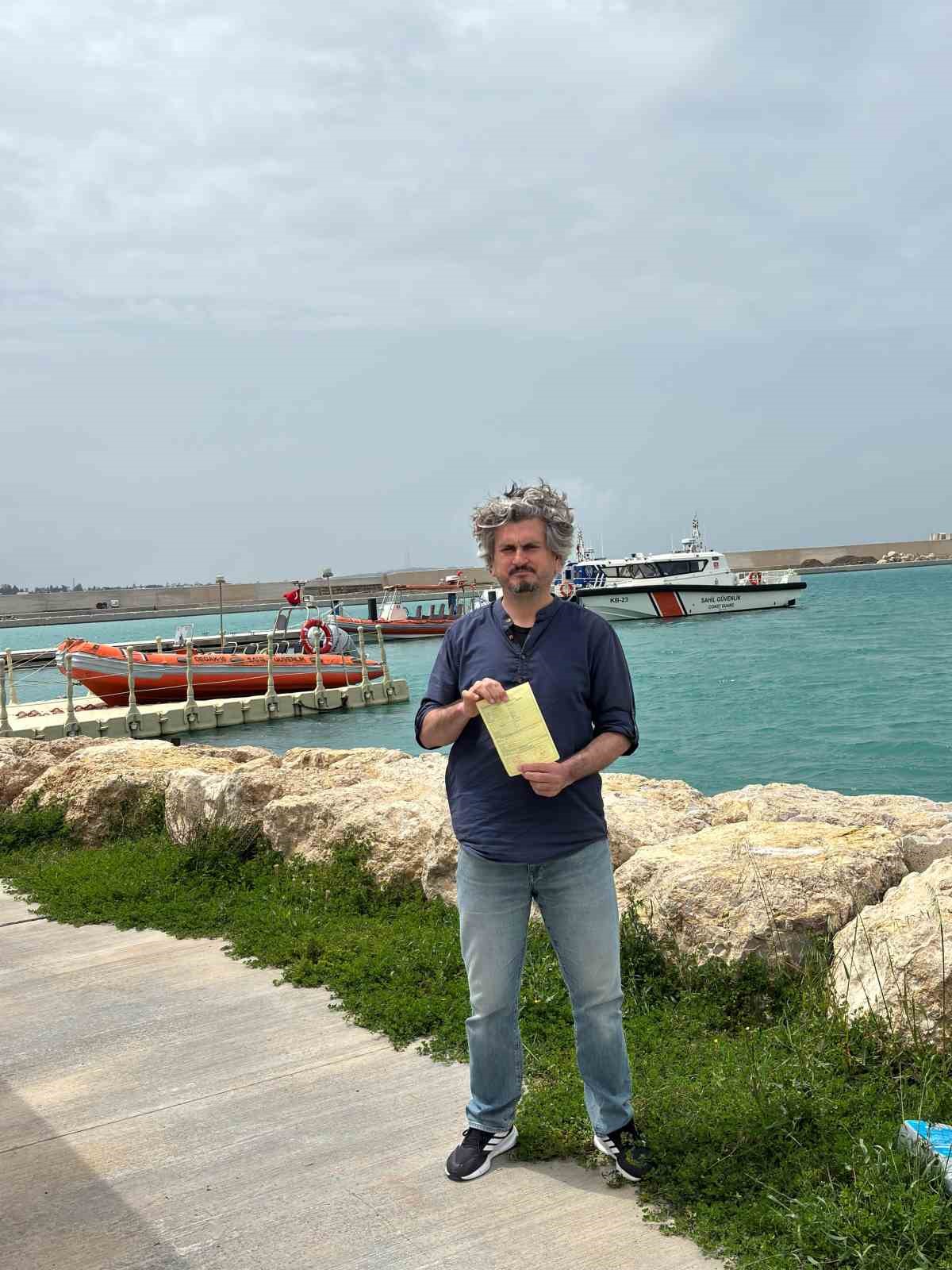 Tuttuğu devasa balıkla sevin&ccedil; yaşayan &ouml;ğretmenin mutluluğu yazılan cezayla yarıda kaldı
