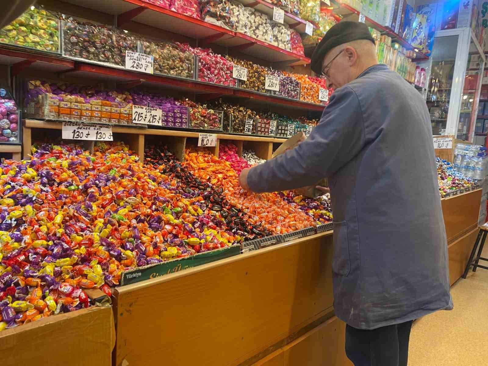 Tarihi &Ccedil;erkeş Sokağı eski g&uuml;nlerini arıyor
