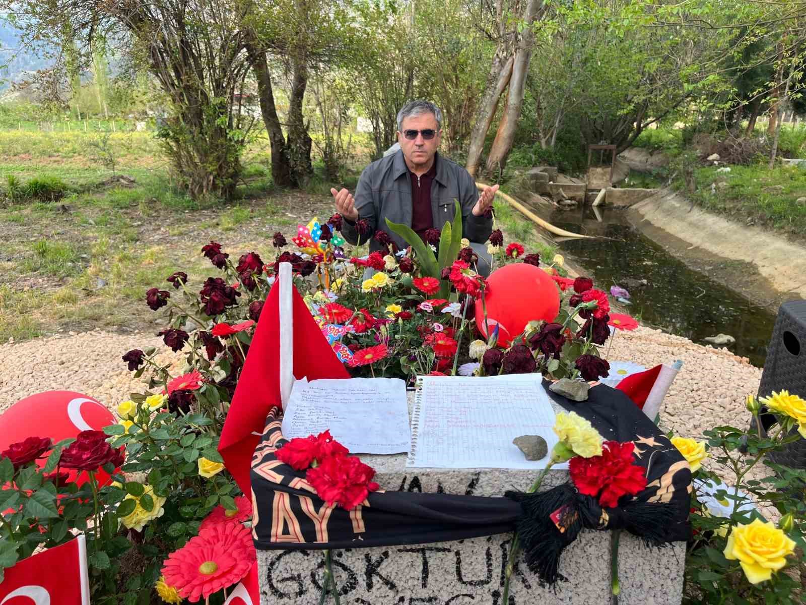 Saldırıda hayatını kaybeden Adnan&rsquo;ın mezarlarına bırakılan notlar duygulandırdı
