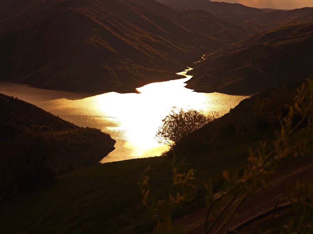 Baharın gelişiyle Keban Baraj G&ouml;l&uuml;&rsquo;nde eşsiz manzara
