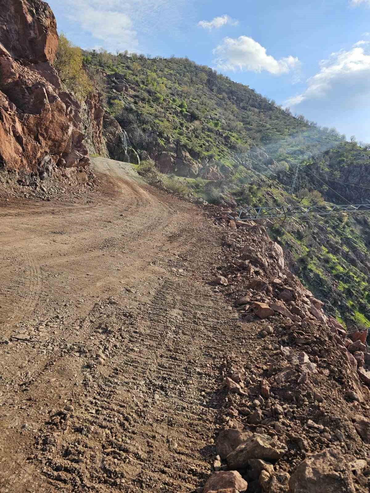 Batman&rsquo;da yola d&uuml;şen kayaların kapattığı grup k&ouml;y yolu ulaşıma a&ccedil;ıldı
