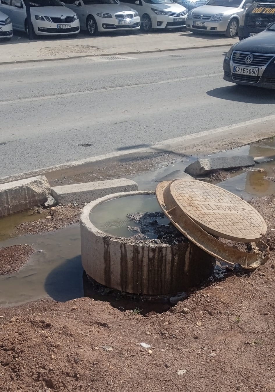 G&ouml;lbaşı&rsquo;nın ortasında lağım rezaleti
