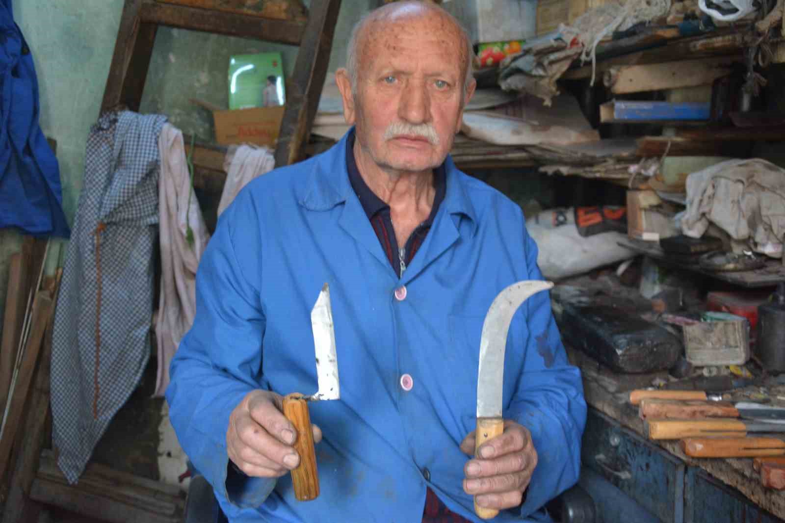 Manisa&rsquo;nın 64 yıllık &ccedil;elik bileği Orhan usta yarım asırdır &ouml;rs başında
