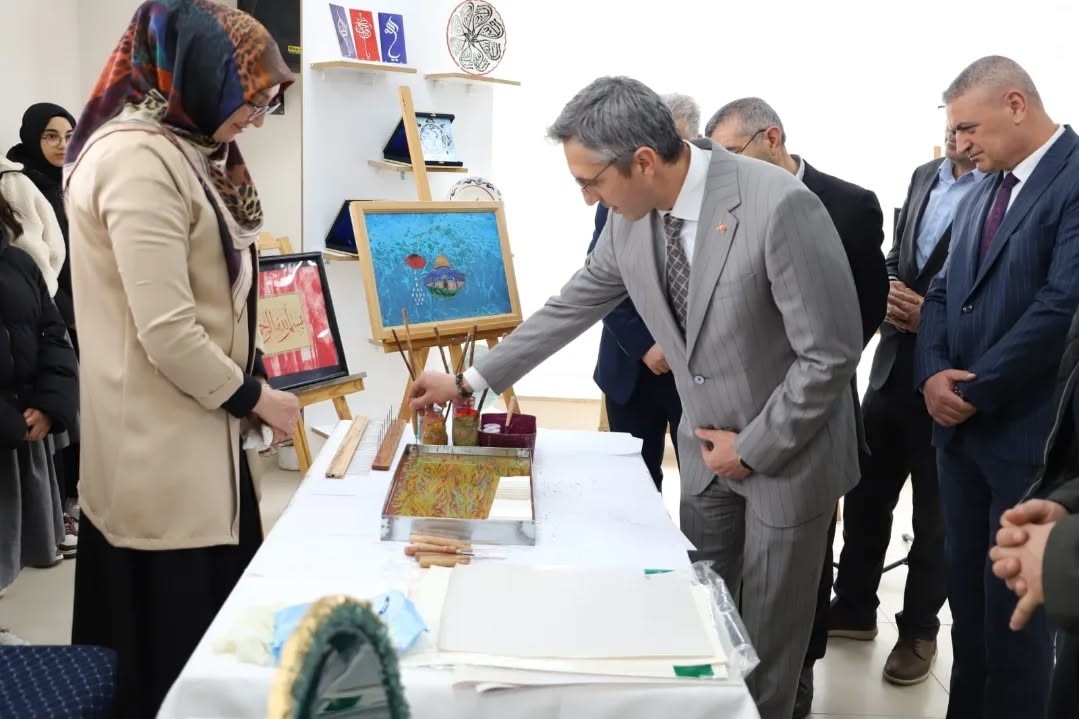 Bayburt&rsquo;ta &rsquo;Sevginin Diliyle Değerlerimiz&rsquo; sergisi a&ccedil;ıldı
