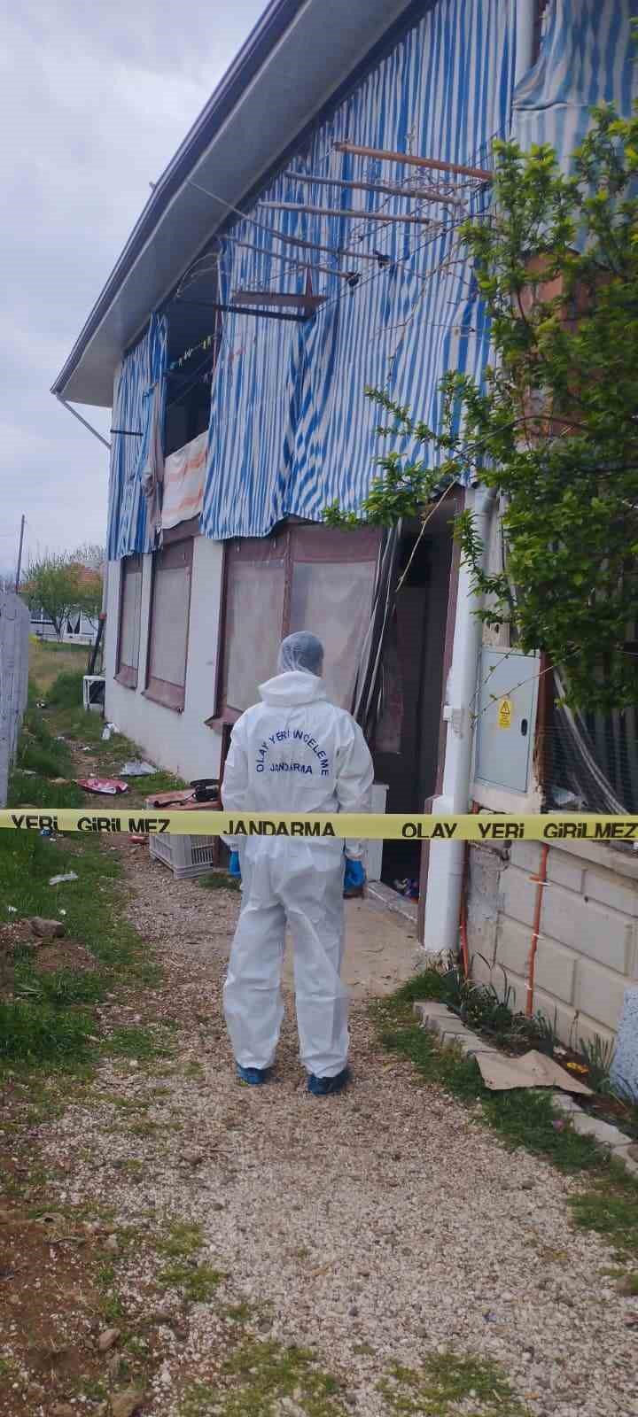 Bug&uuml;n d&uuml;ğ&uuml;nleri olacak &ccedil;ift evlerinde &ouml;l&uuml; bulundu
